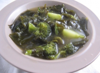 Broccoli Miyeok Guk (Broccoli Seaweed Soup)