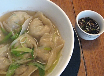 Manduguk (Korean Dumpling Soup)